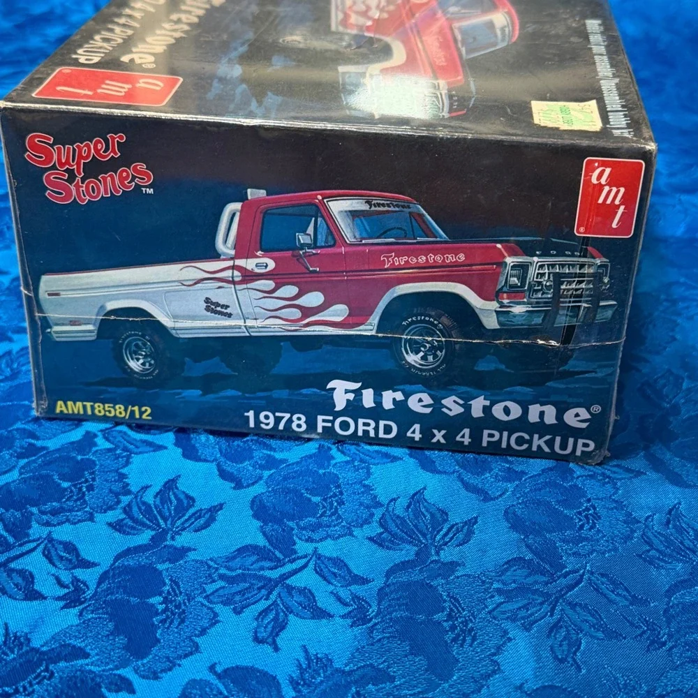 AMT 1978 Ford 4x4 Pickup Super Stones Firestone 1/25 Model Kit Retro Deluxe‎